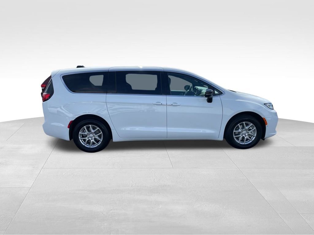 New 2026 Chrysler Pacifica Select image 9