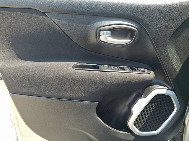 Used 2018 Jeep Renegade Latitude AWD/4WD image 13