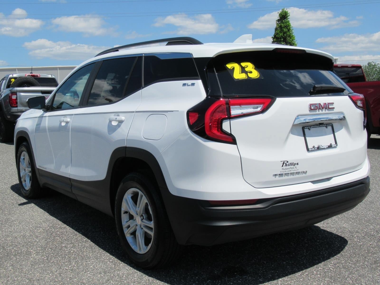 Used 2023 GMC Terrain SLE w/ Driver Convenience Package FWD image 5