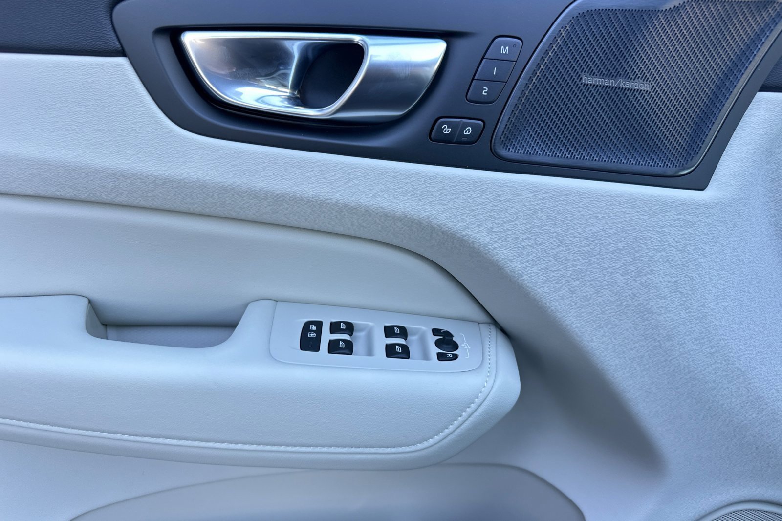 New 2026 Volvo XC60 B5 Ultra w/ Protection Package Premier image 10