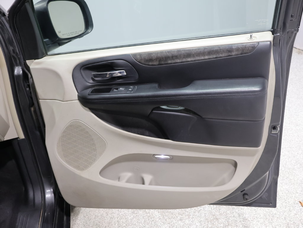 Used 2011 Dodge Grand Caravan Crew w/ Entertainment Group 1 FWD image 21