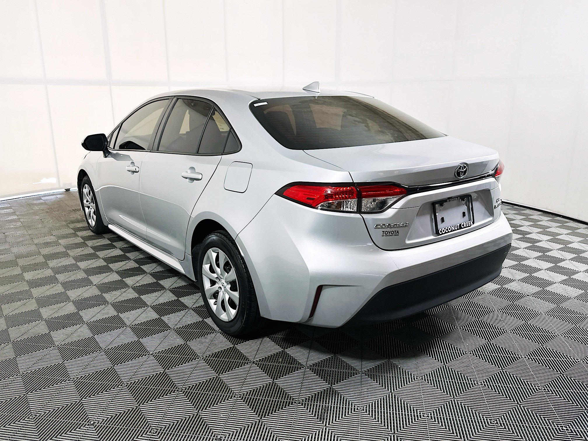 Used 2023 Toyota Corolla LE FWD image 5