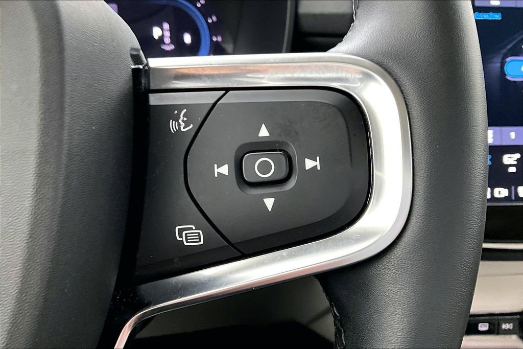 Certified 2023 Volvo XC40 B5 Plus image 28