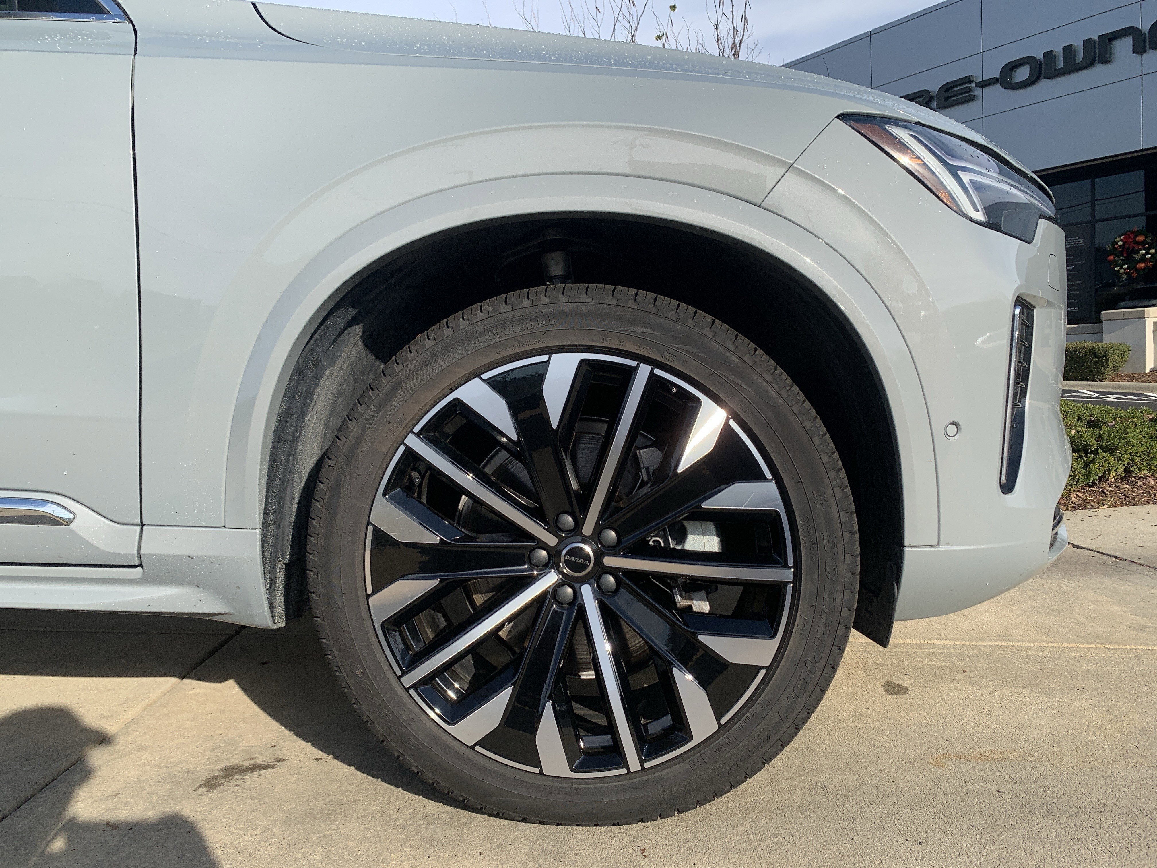 Used 2025 Volvo XC90 B6 Plus image 13