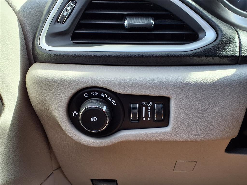Used 2020 Chrysler Pacifica Touring-L image 29