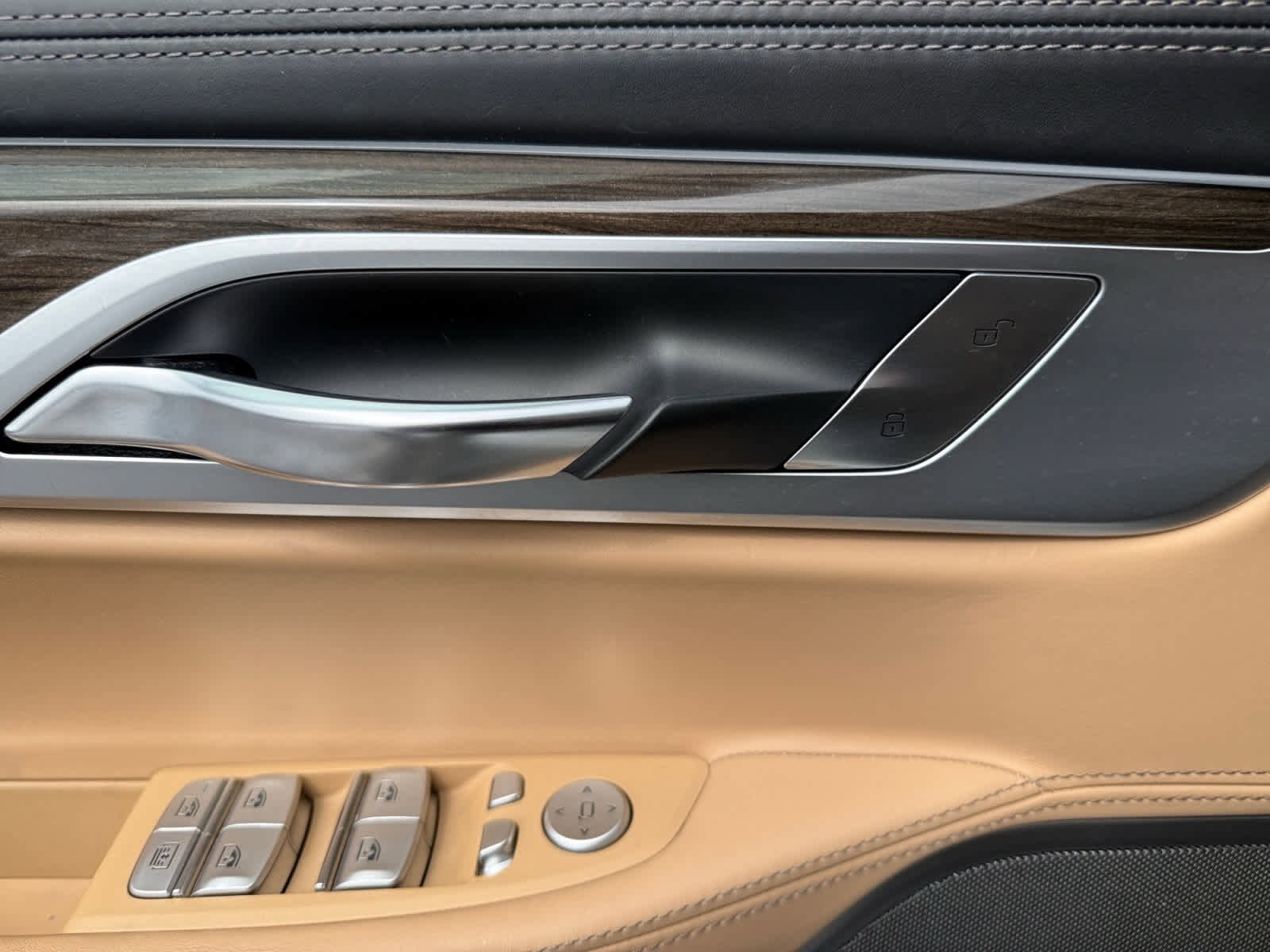 Used 2018 BMW 750i xDrive image 25