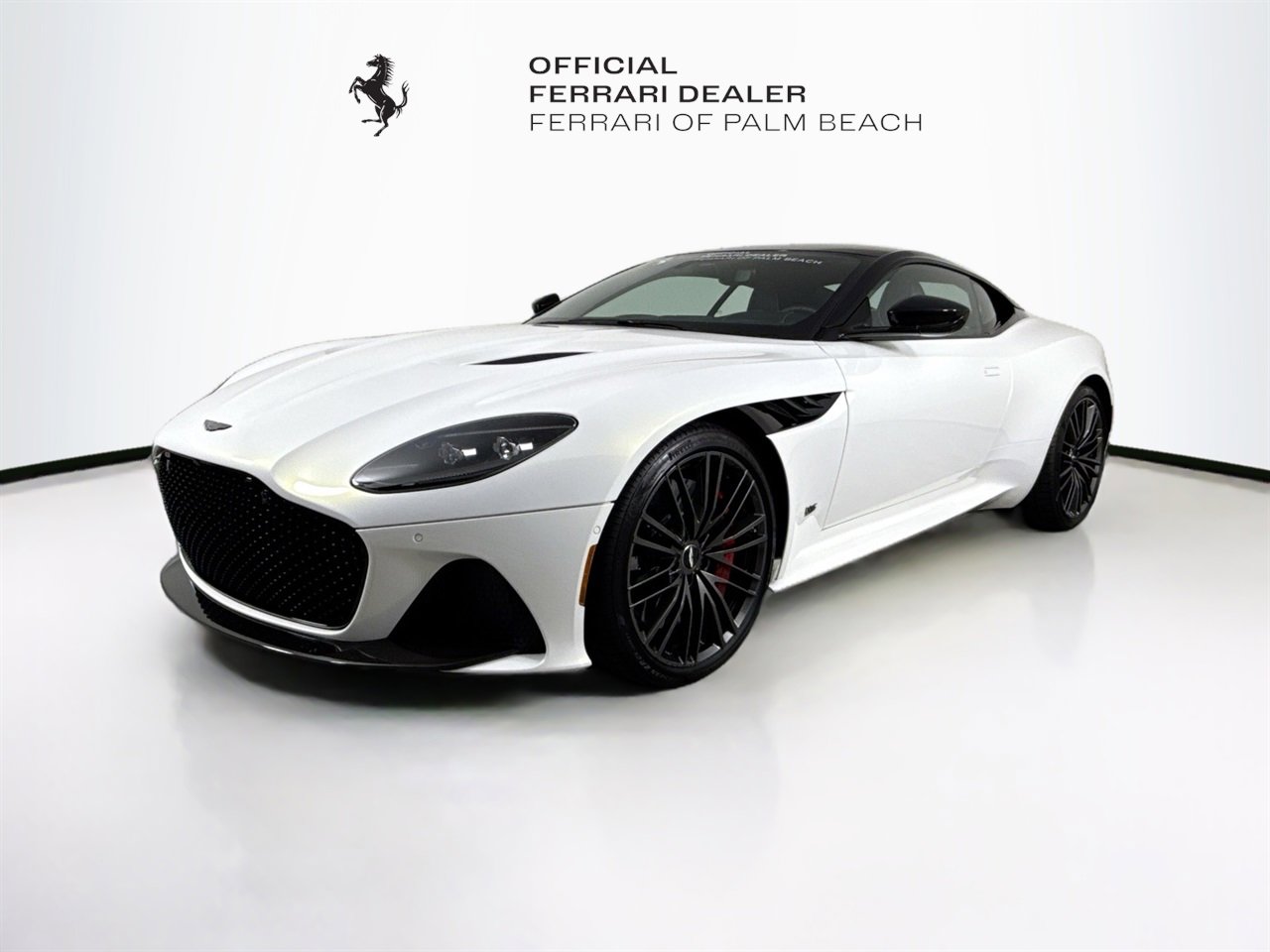 Used 2023 Aston Martin DBS Coupe image 3
