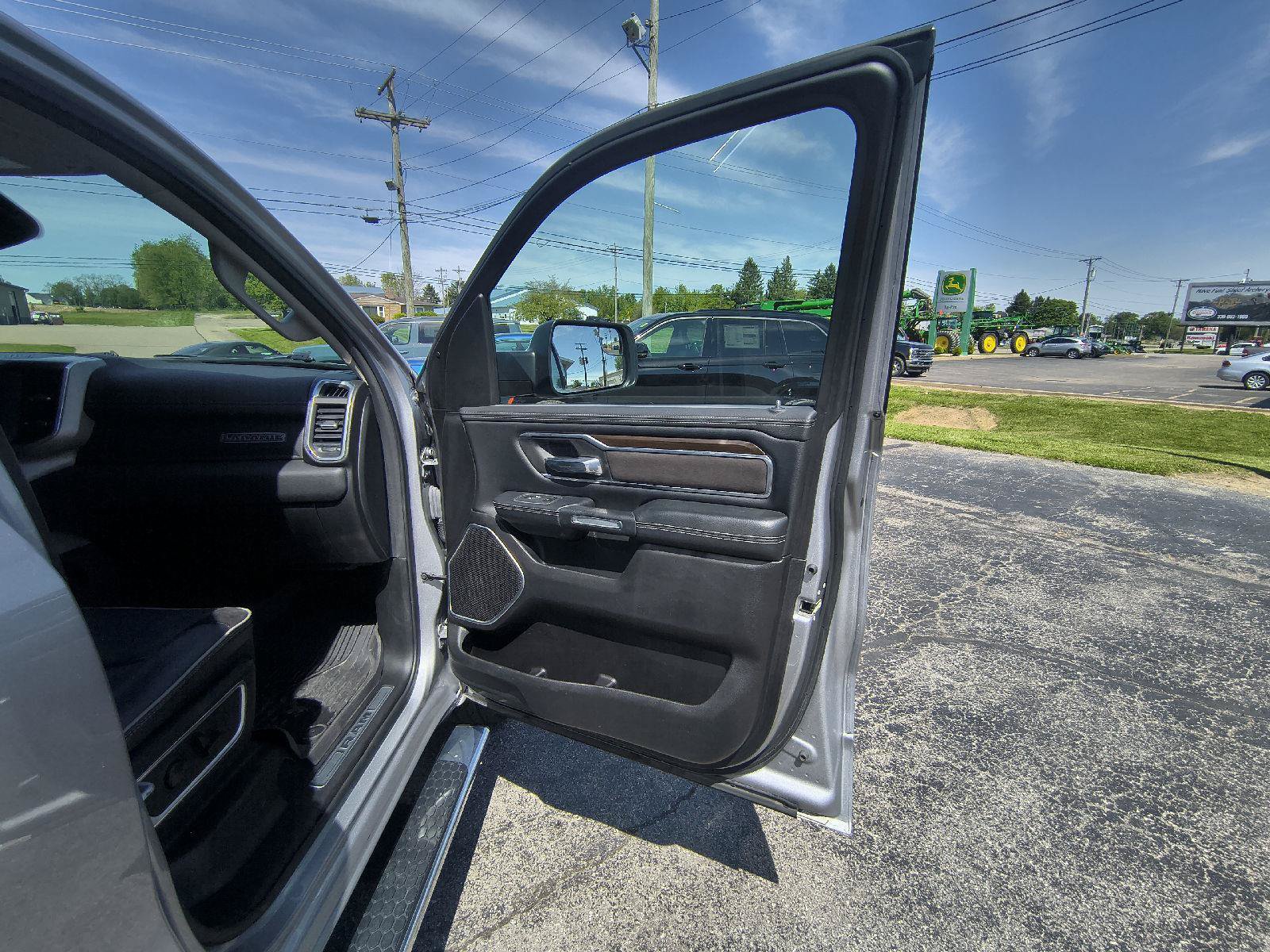 Used 2022 RAM 1500 Laramie AWD/4WD image 32