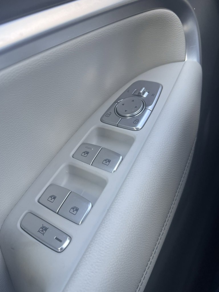 Used 2025 Genesis G70 2.5T image 32