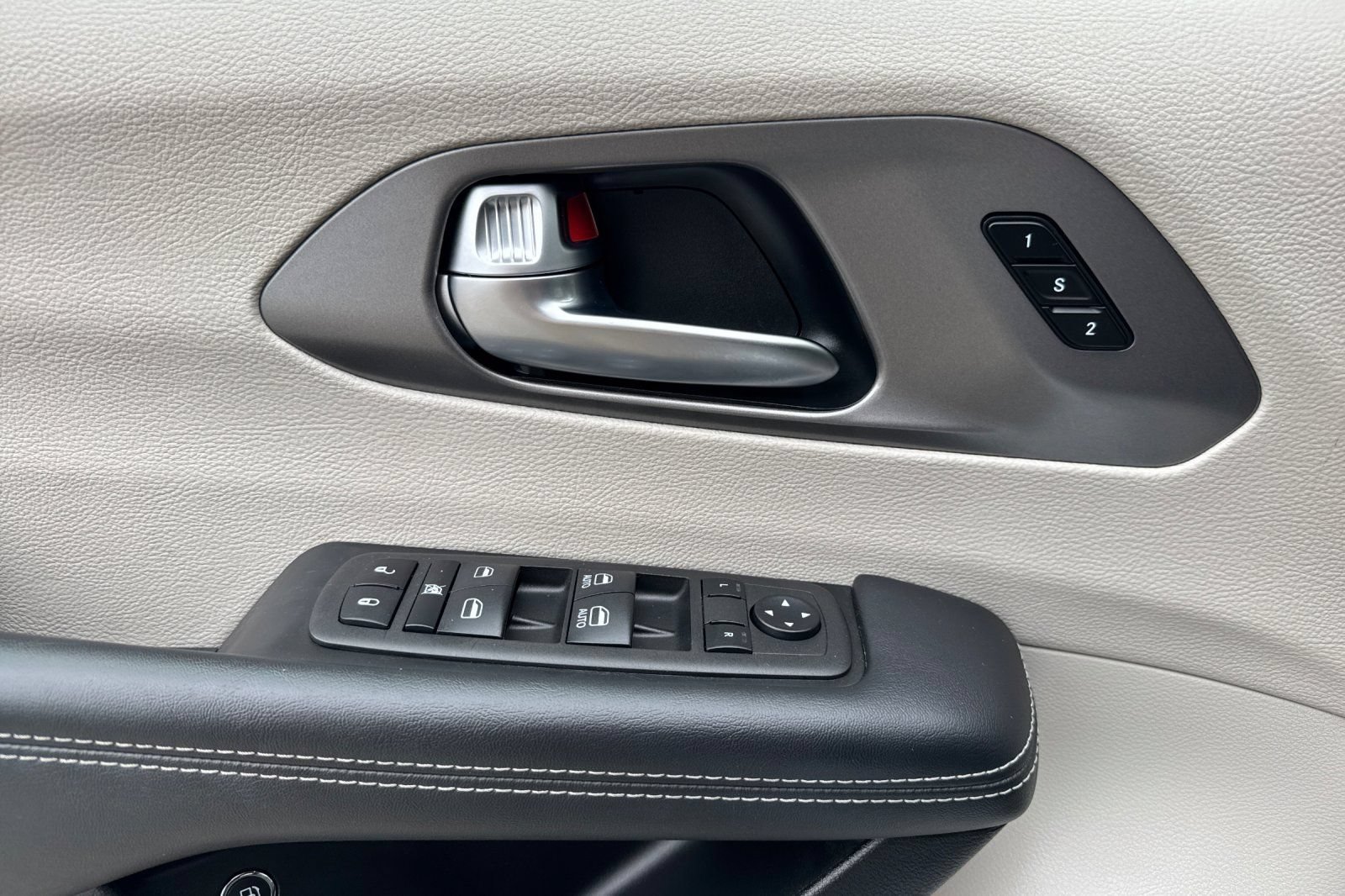 Used 2023 Chrysler Pacifica Touring-L FWD image 11