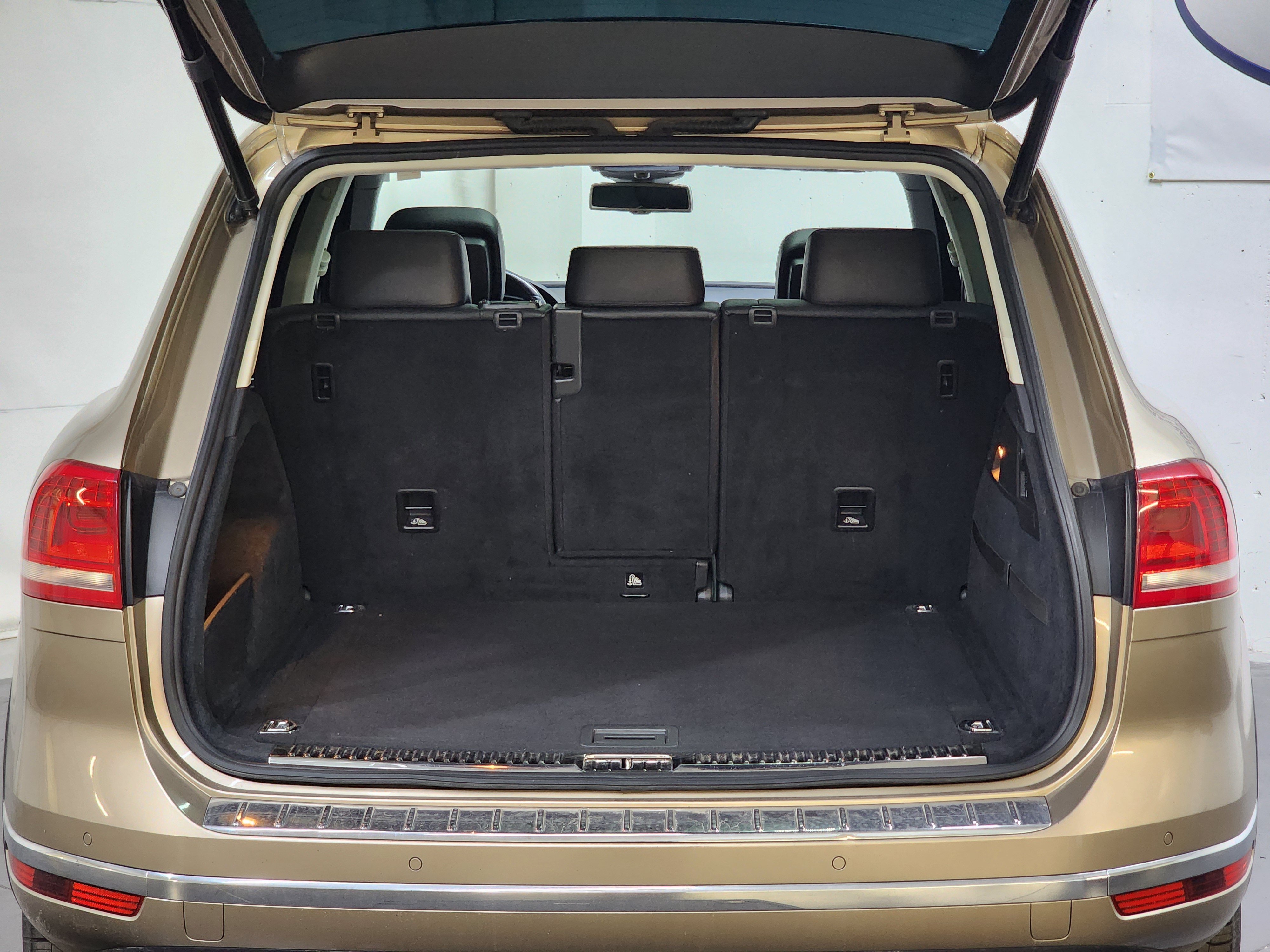 Used 2016 Volkswagen Touareg VR6 AWD/4WD image 9