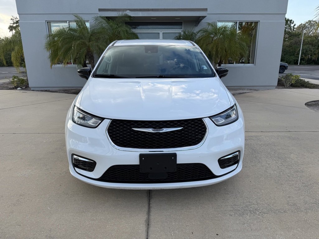 Used 2024 Chrysler Pacifica Touring-L image 9