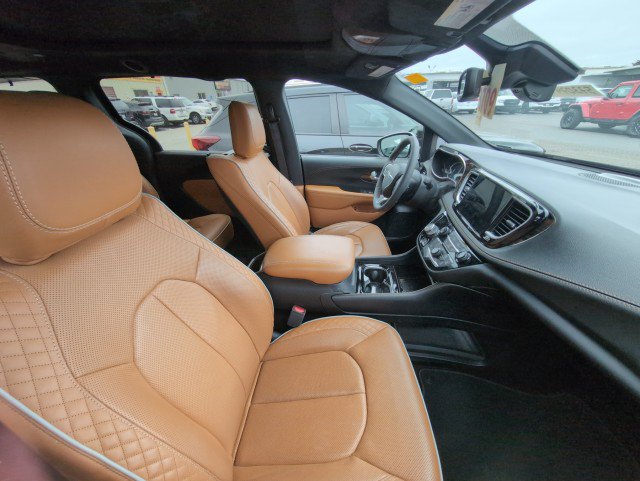 Used 2023 Chrysler Pacifica Pinnacle FWD image 4