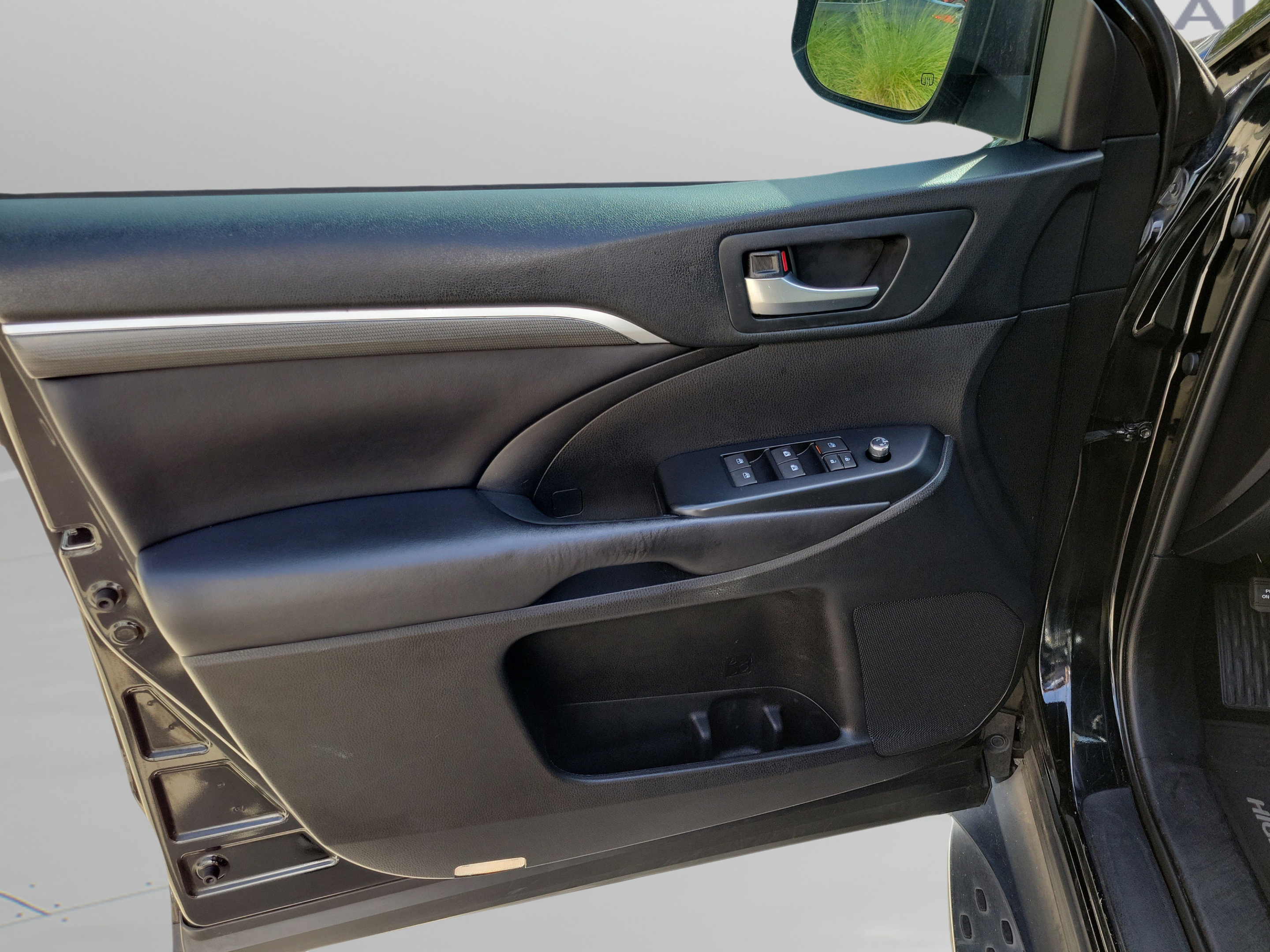 Used 2019 Toyota Highlander SE FWD image 6