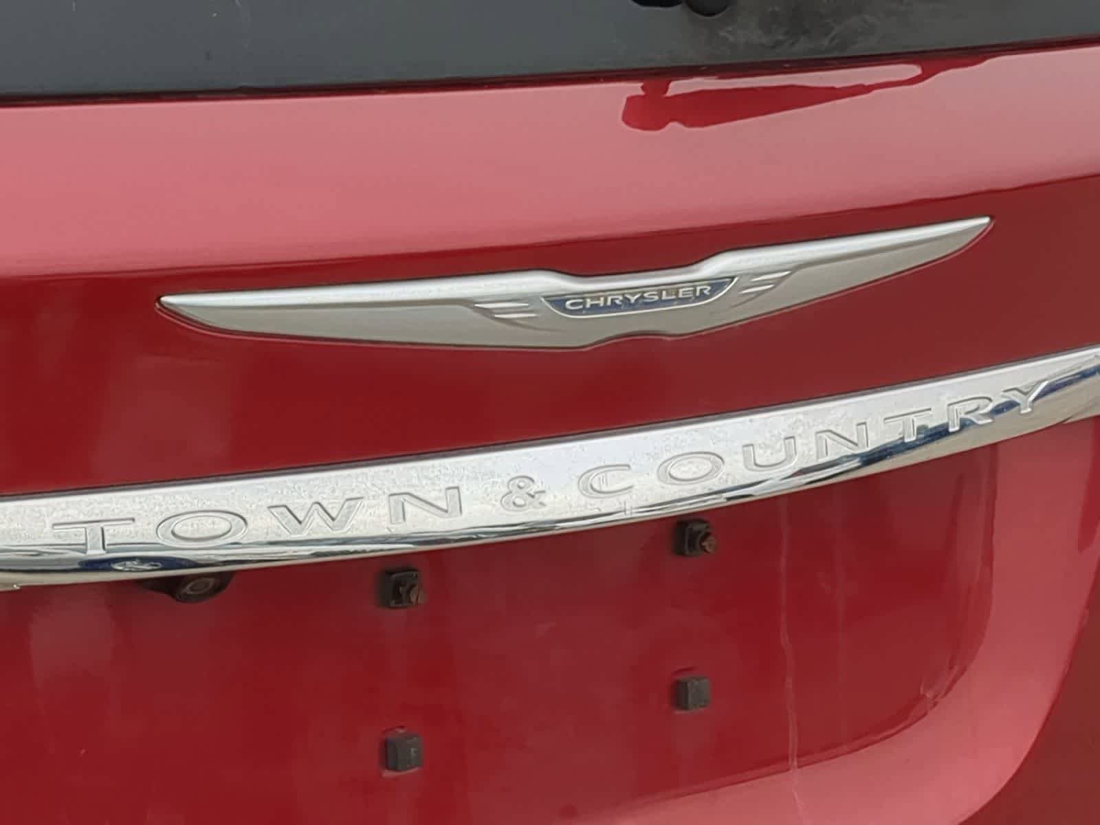 Used 2013 Chrysler Town & Country Touring-L FWD image 13