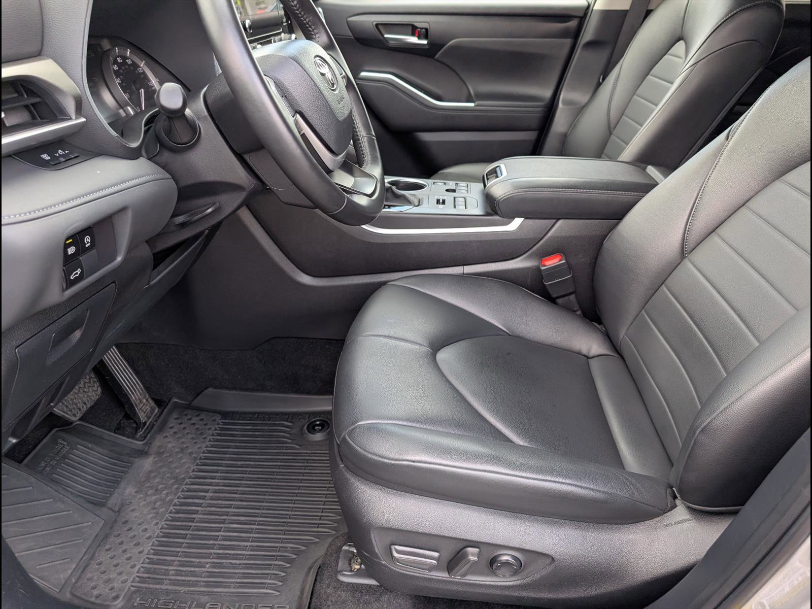 Used 2024 Toyota Highlander XLE AWD/4WD image 9