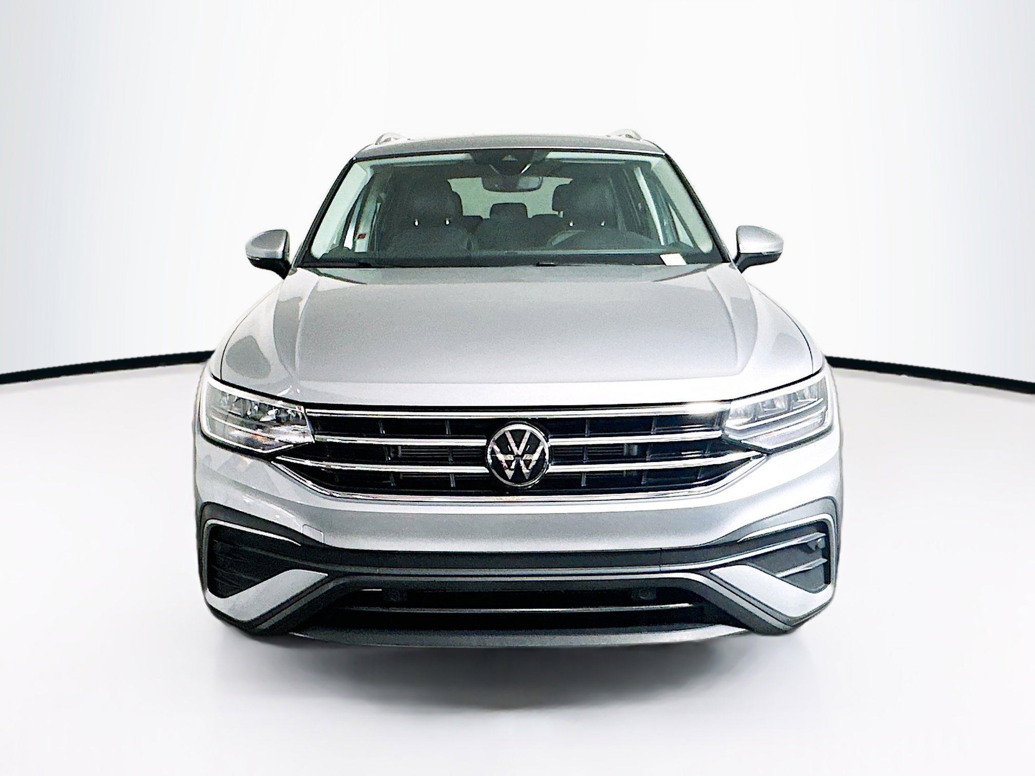 Used 2022 Volkswagen Tiguan SE w/ Panoramic Sunroof Package image 2