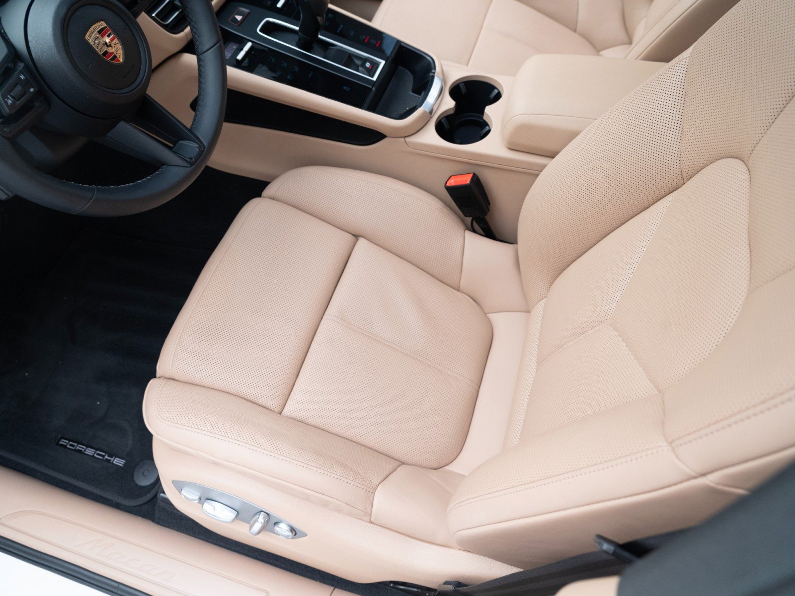 Certified 2025 Porsche Macan image 16