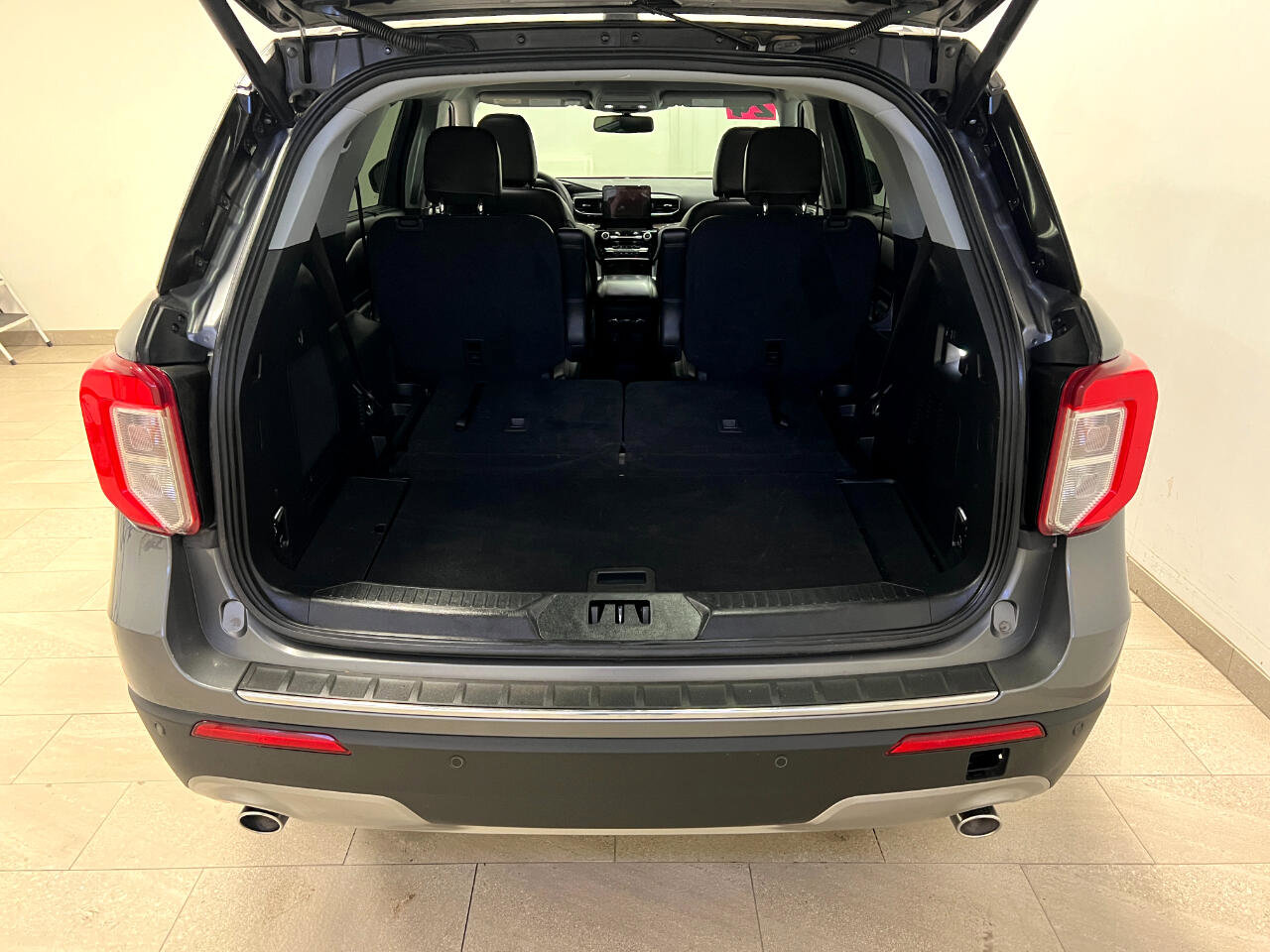 Used 2024 Ford Explorer Limited image 16