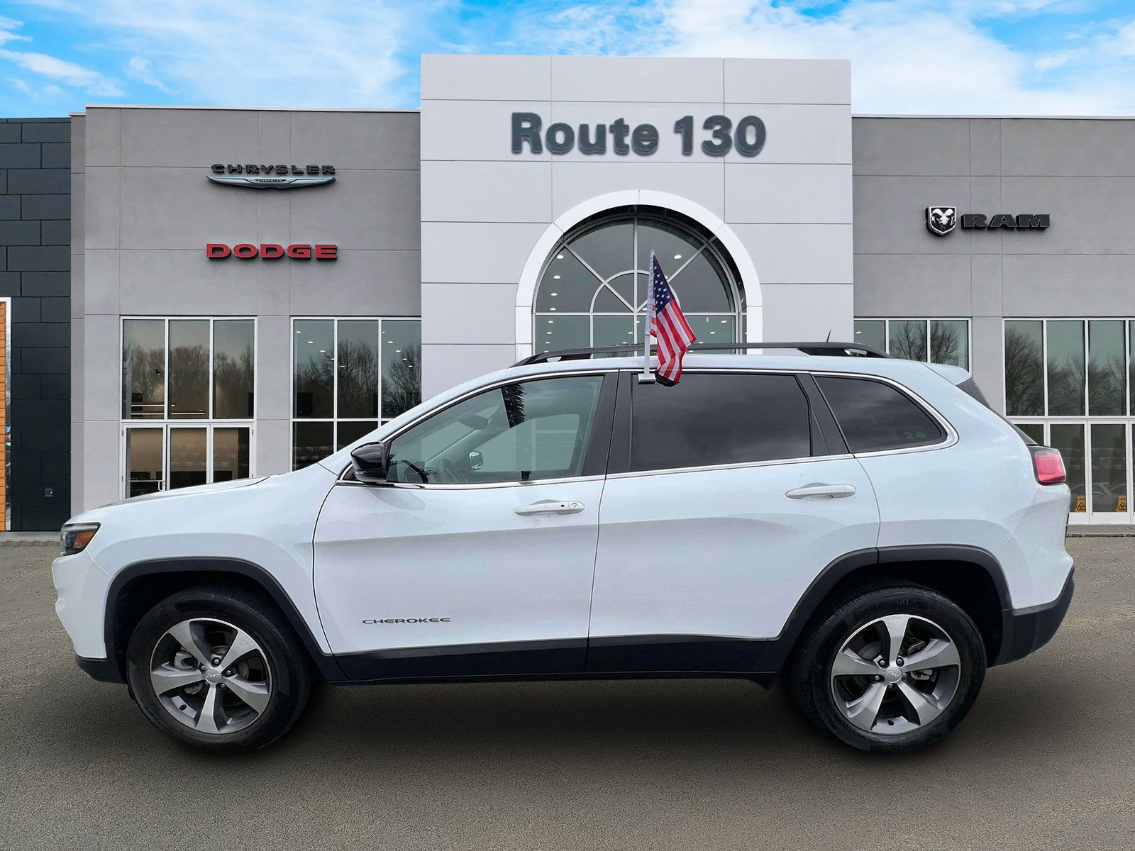 Used 2022 Jeep Cherokee Limited w/ Mopar Interior Package AWD/4WD image 4