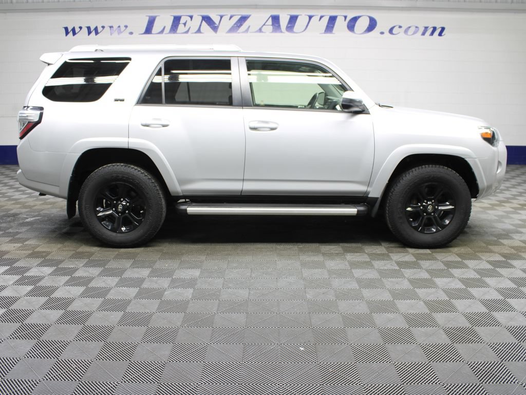 Used 2017 Toyota 4Runner SR5 AWD/4WD image 2