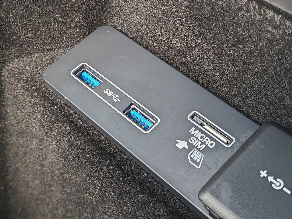 Used 2020 Land Rover Discovery Sport SE R-Dynamic image 31