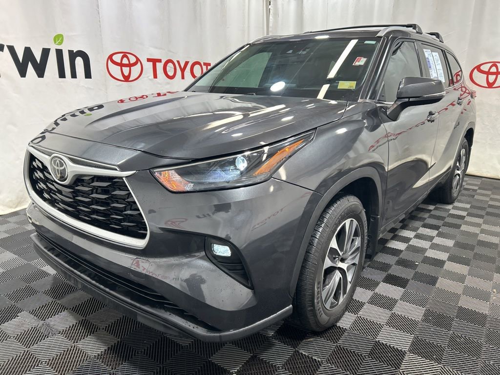 Used 2022 Toyota Highlander XLE image 3