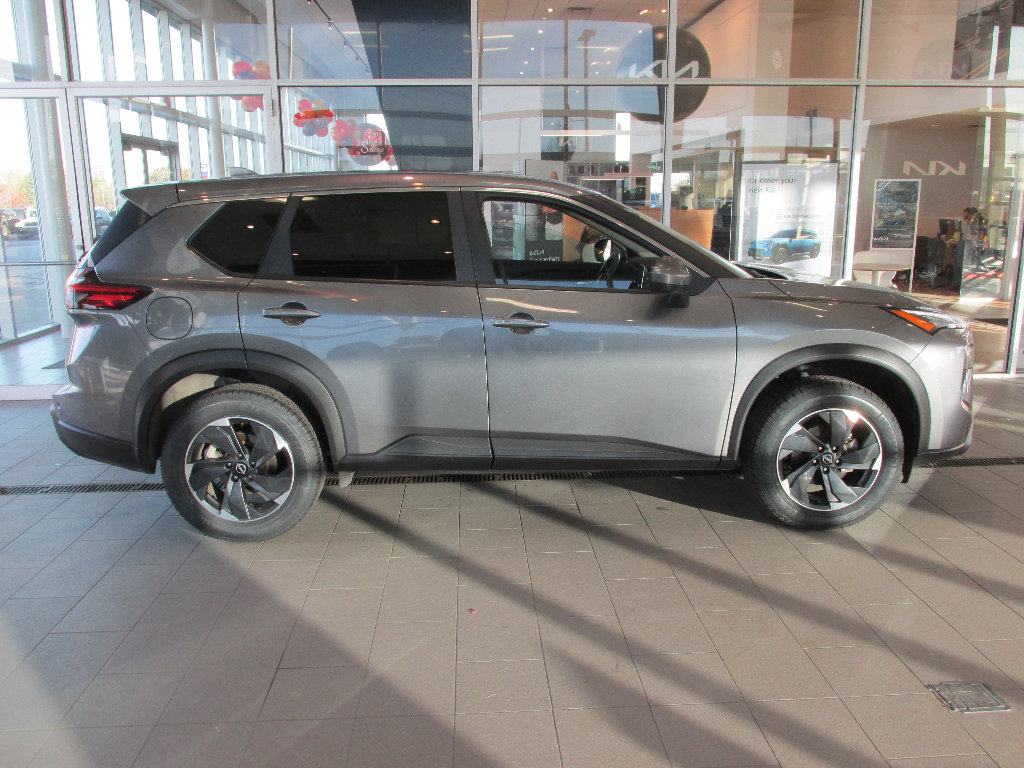 Used 2024 Nissan Rogue SV image 8