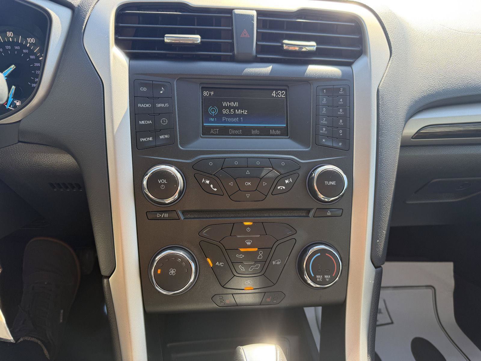 Used 2015 Ford Fusion SE w/ Equipment Group 202A FWD image 16