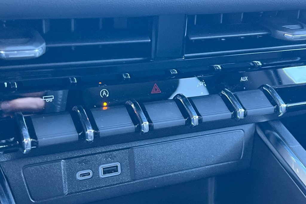 New 2025 GMC Canyon Elevation w/ Convenience Package image 17