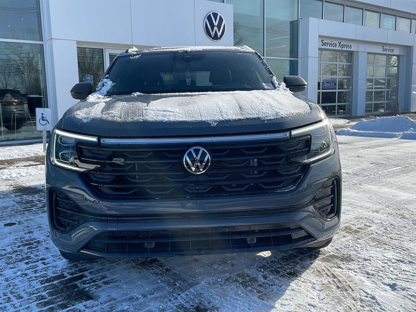 Used 2025 Volkswagen Atlas Cross Sport SEL R-Line image 2