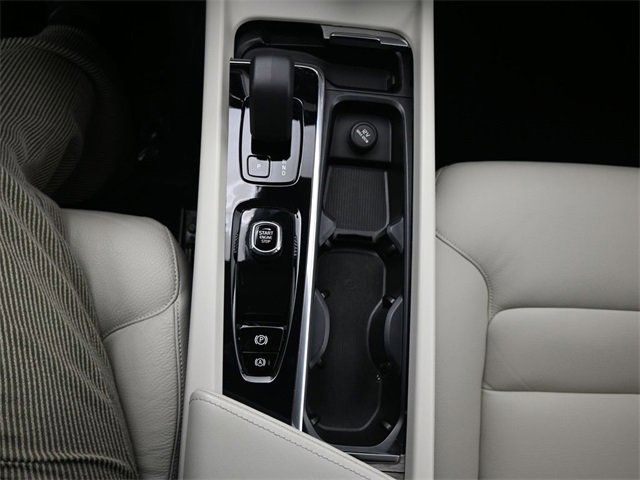 Used 2023 Volvo XC60 B5 Plus image 17