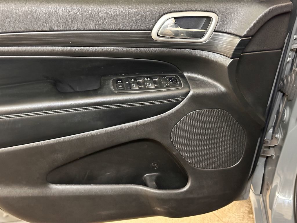 Used 2019 Jeep Grand Cherokee Altitude image 24