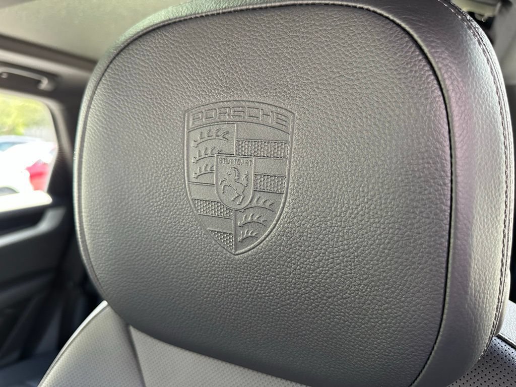 Certified 2025 Porsche Cayenne E-Hybrid AWD/4WD image 18