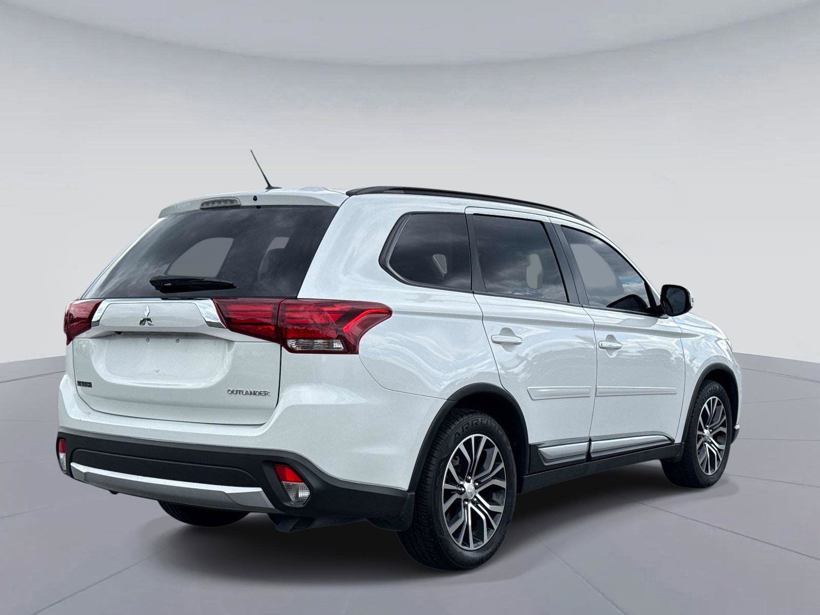 Used 2016 Mitsubishi Outlander SEL FWD image 3