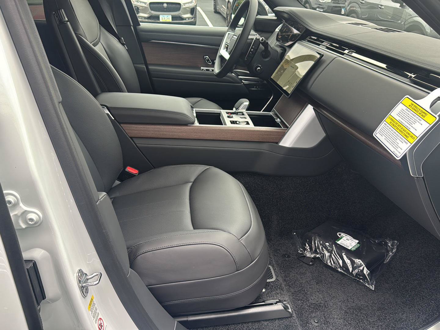 New 2027 Land Rover Range Rover Long Wheelbase SE AWD/4WD image 16
