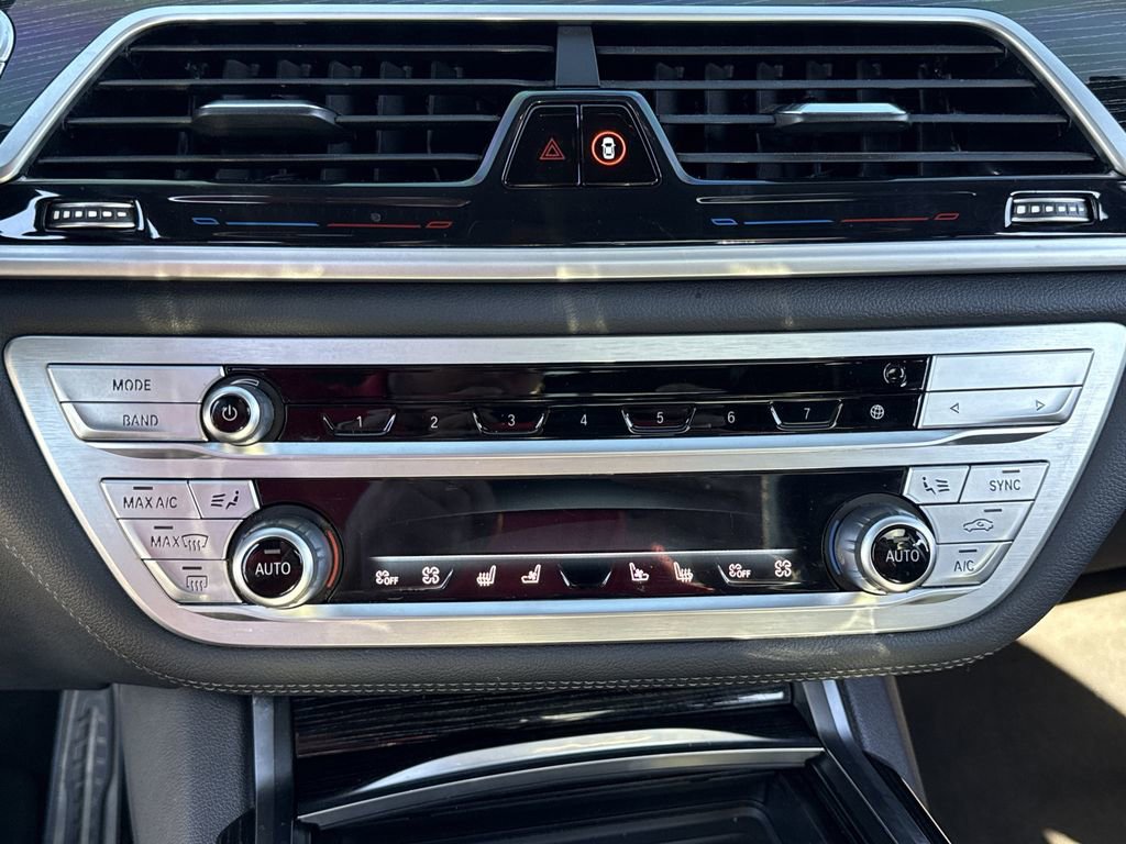 Used 2022 BMW 740i w/ M Sport Package RWD image 8