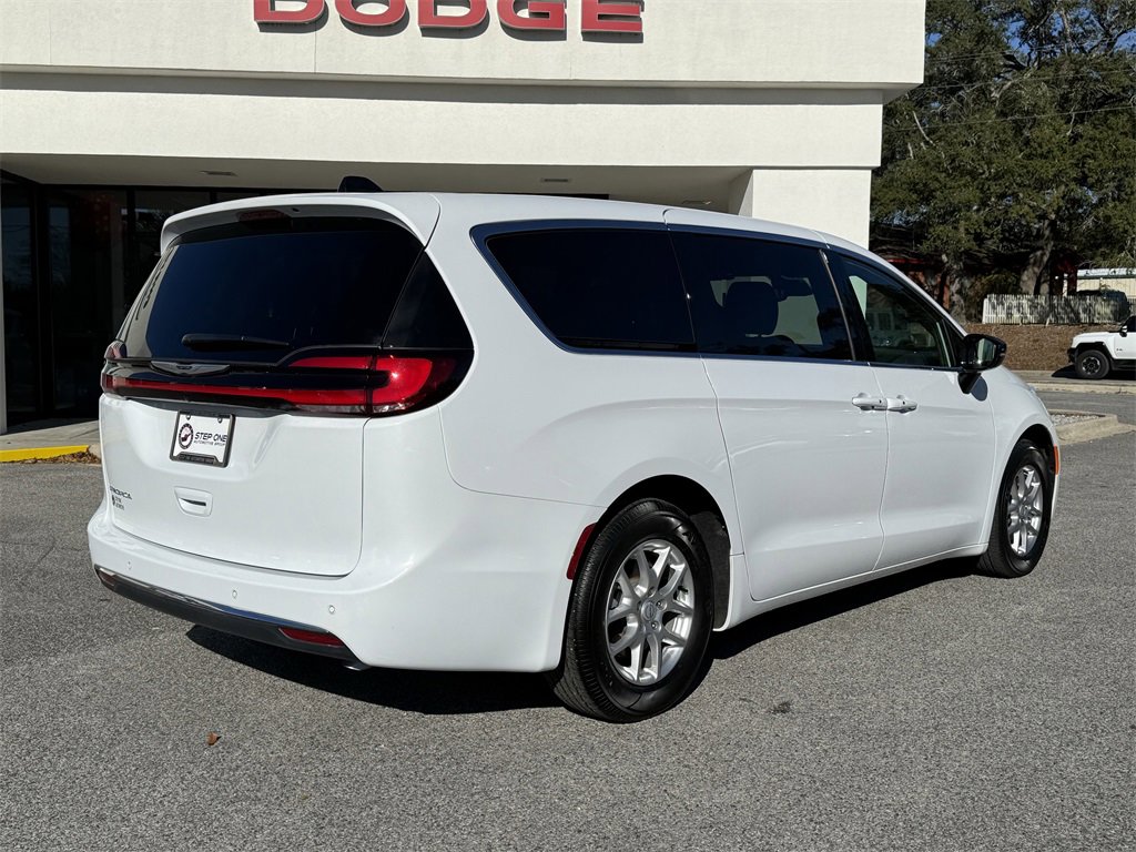 Used 2025 Chrysler Pacifica Select image 5