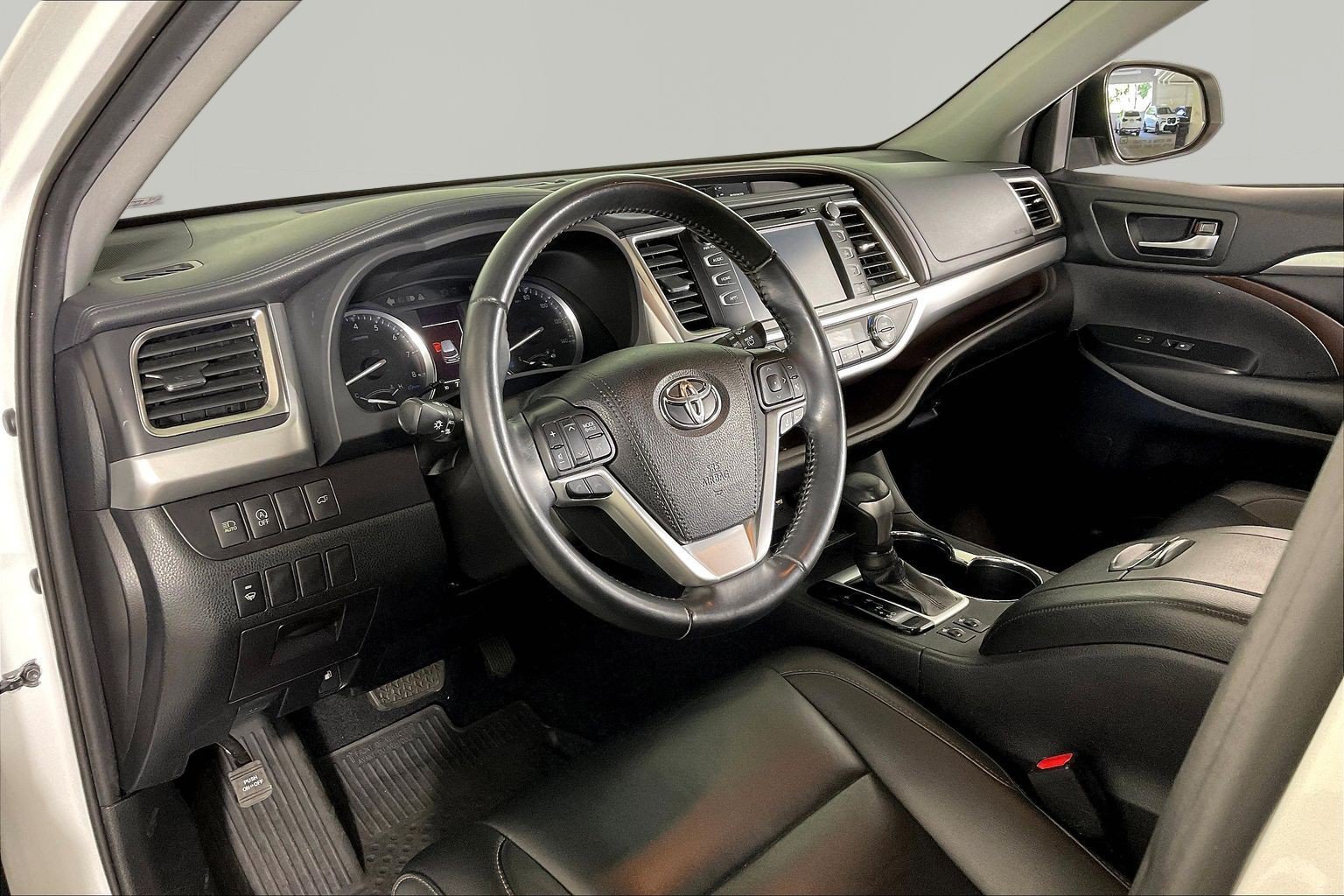 Used 2019 Toyota Highlander XLE AWD/4WD image 12