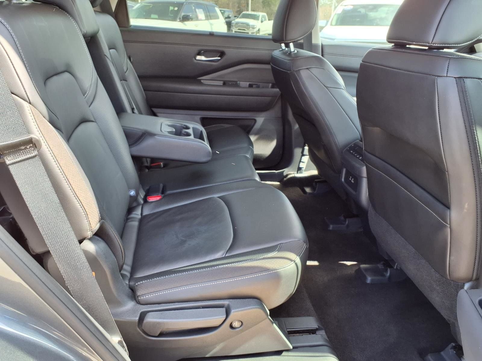 Used 2025 Nissan Pathfinder SL FWD image 21