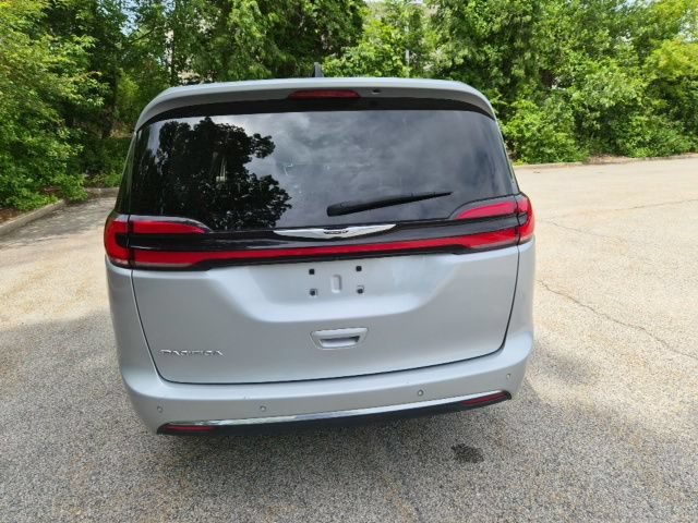 Used 2023 Chrysler Pacifica Touring-L FWD image 6