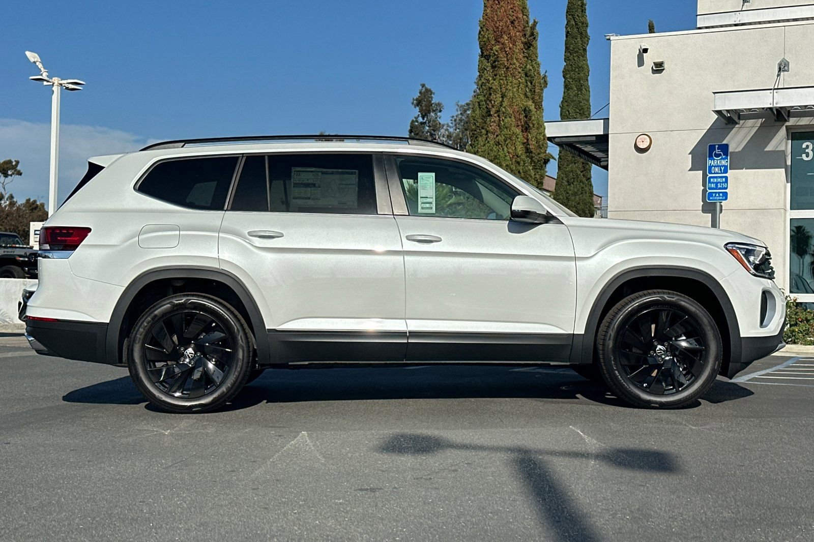 New 2026 Volkswagen Atlas SE image 4