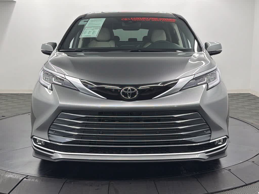 Used 2026 Toyota Sienna Limited FWD image 6