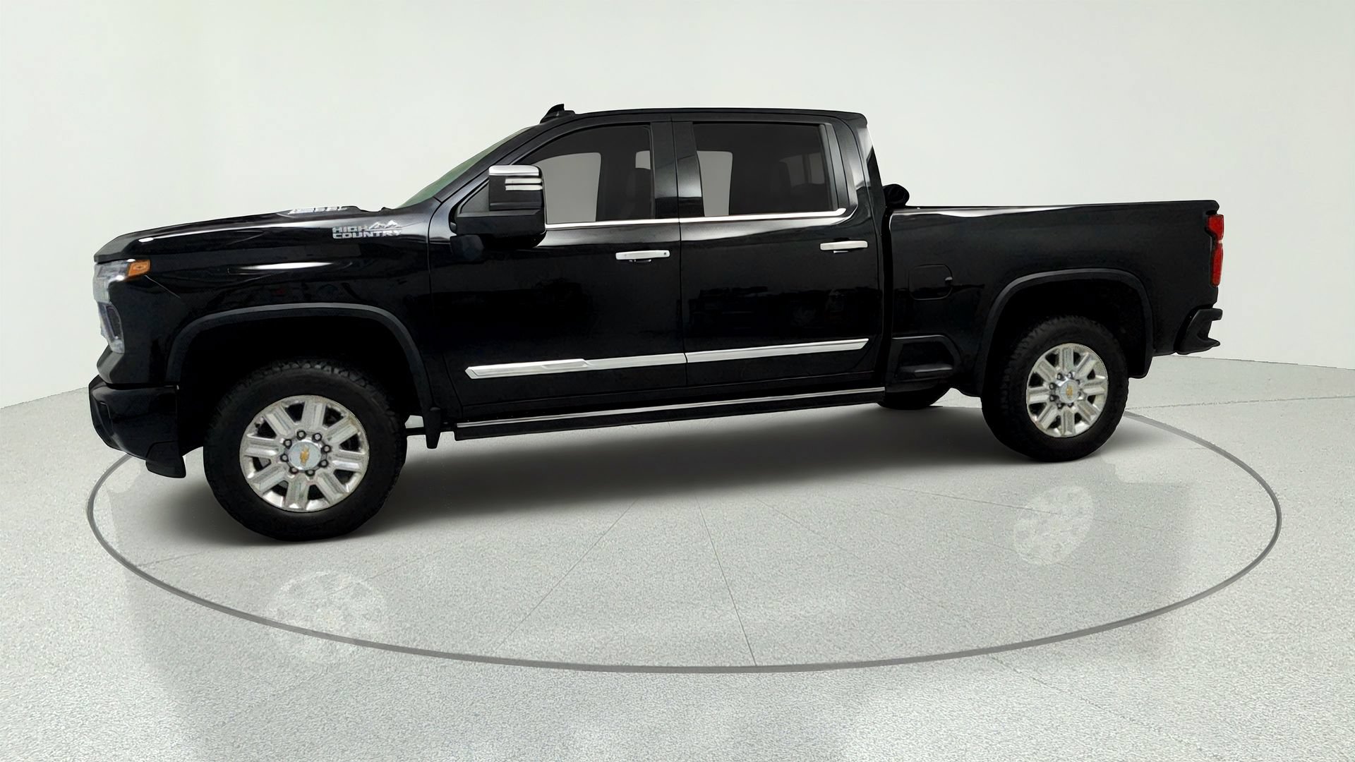 Used 2025 Chevrolet Silverado 2500 High Country w/ High Country Premium Package AWD/4WD image 2