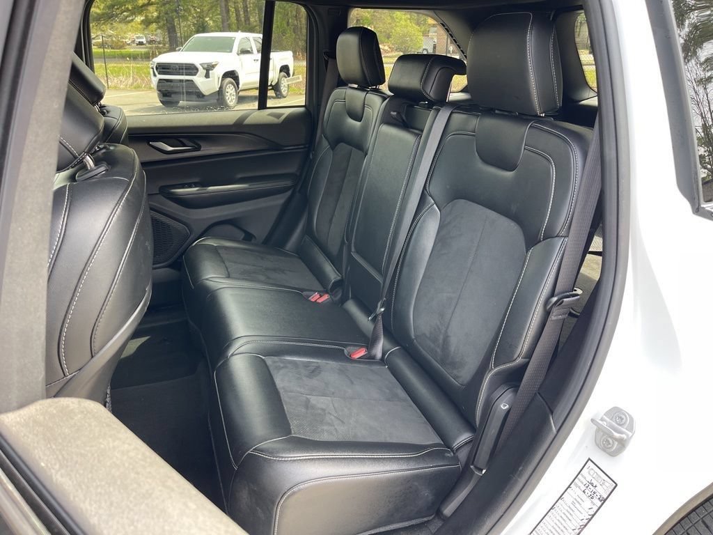 Used 2025 Jeep Grand Cherokee Altitude AWD/4WD image 11
