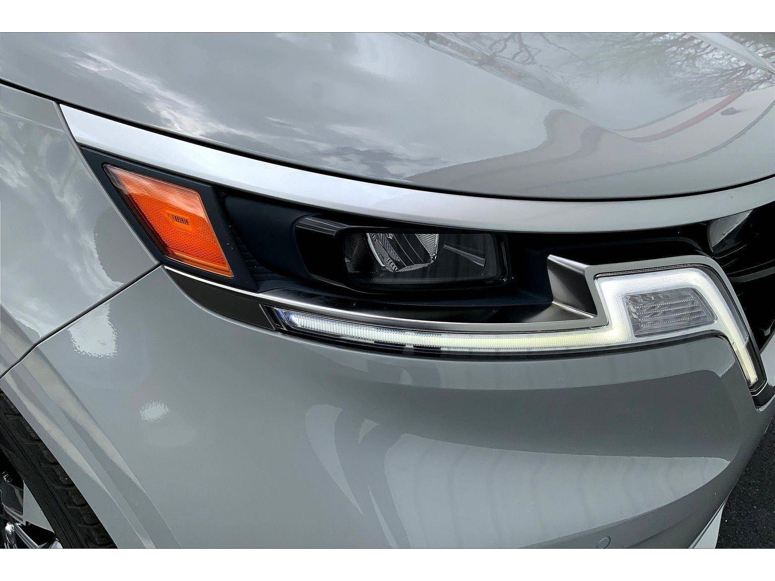 Used 2023 Kia Carnival EX image 28