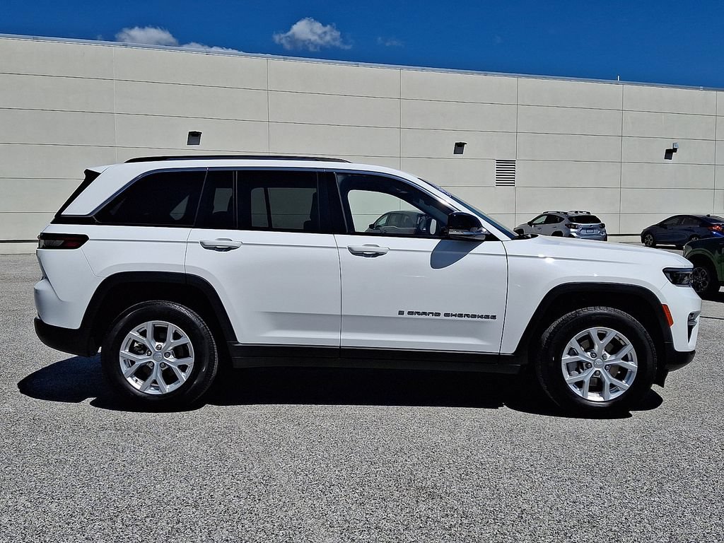 Used 2023 Jeep Grand Cherokee Limited w/ Trailer Tow Prep Group (B) AWD/4WD image 10