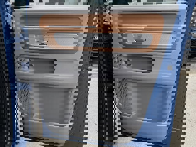 New 2025 Volkswagen ID. Buzz 1st Edition image 18