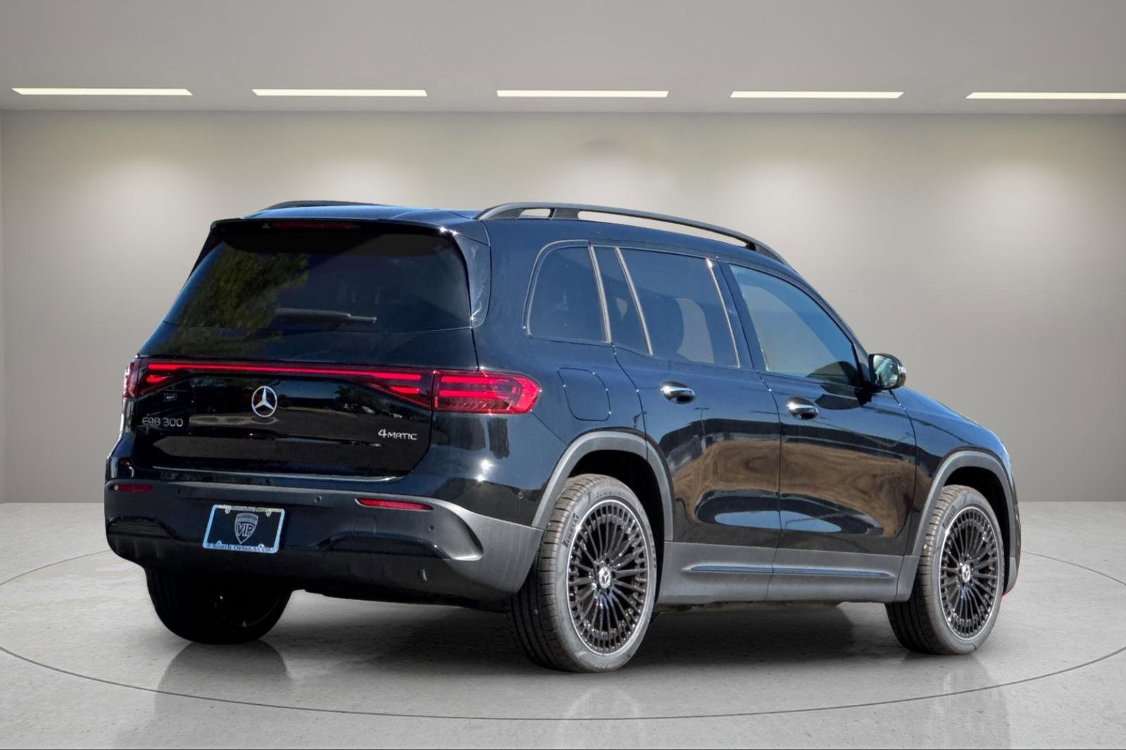 Used 2024 Mercedes-Benz EQB 300 4MATIC image 4