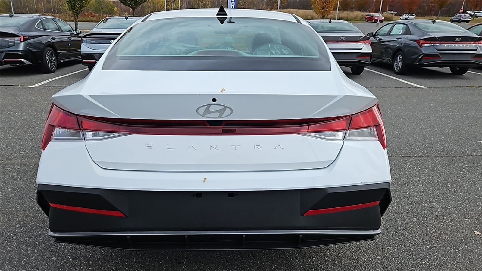 New 2025 Hyundai Elantra SE image 6